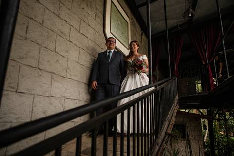 As melhores ideias e inspirações criativas de fotos de casamento registradas por fotógrafos profissionais de eventos da empresa Criativus Foto e Vídeo no Espaço Buffet Ranch Life: Fotos da noiva indo para o altar'