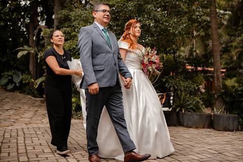 As melhores ideias e inspirações criativas de fotos de casamento registradas por fotógrafos profissionais de eventos da empresa Criativus Foto e Vídeo no Espaço Buffet Ranch Life: Fotos da noiva indo para o altar'
