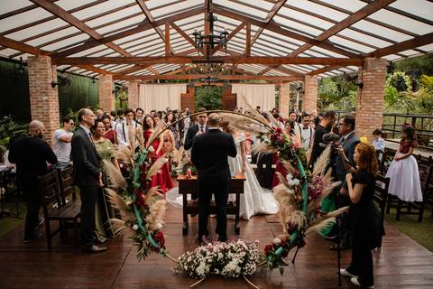 As melhores ideias e inspirações criativas de fotos de casamento registradas por fotógrafos profissionais de eventos da empresa Criativus Foto e Vídeo no Espaço Buffet Ranch Life: Fotos do momento da cerimônia'