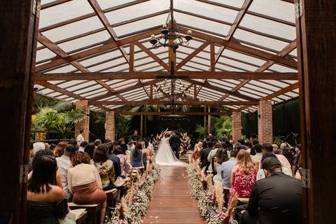 As melhores ideias e inspirações criativas de fotos de casamento registradas por fotógrafos profissionais de eventos da empresa Criativus Foto e Vídeo no Espaço Buffet Ranch Life: Fotos do momento da cerimônia'