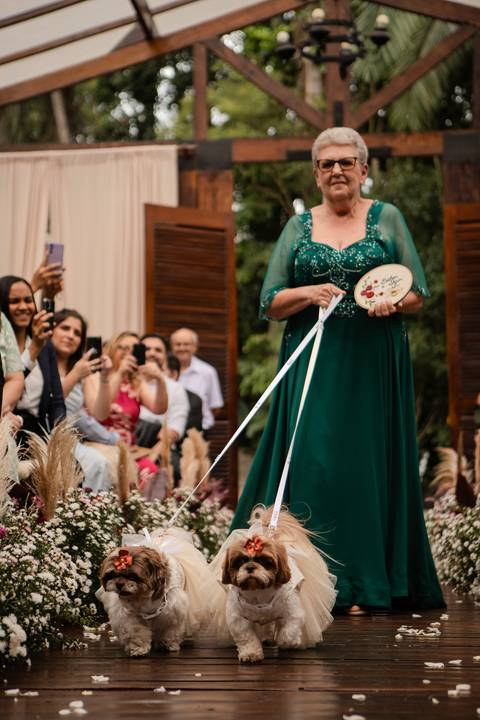 As melhores ideias e inspirações criativas de fotos de casamento registradas por fotógrafos profissionais de eventos da empresa Criativus Foto e Vídeo no Espaço Buffet Ranch Life: Fotos do momento da cerimônia, cachorros entrando com as alianças'