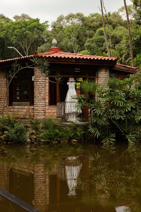 As melhores ideias e inspirações criativas de fotos de casamento registradas por fotógrafos profissionais de eventos da empresa Criativus Foto e Vídeo no Espaço Buffet Ranch Life: Fotos do vestido da noiva'