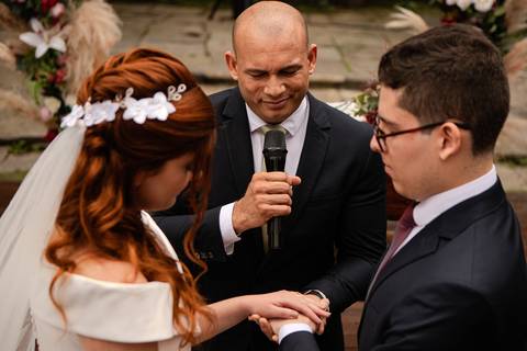 As melhores ideias e inspirações criativas de fotos de casamento registradas por fotógrafos profissionais de eventos da empresa Criativus Foto e Vídeo no Espaço Buffet Ranch Life: Fotos do momento da cerimônia'