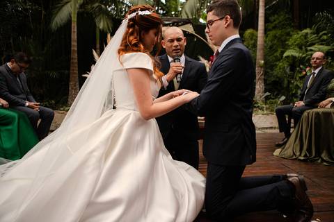 As melhores ideias e inspirações criativas de fotos de casamento registradas por fotógrafos profissionais de eventos da empresa Criativus Foto e Vídeo no Espaço Buffet Ranch Life: Fotos do momento da cerimônia'