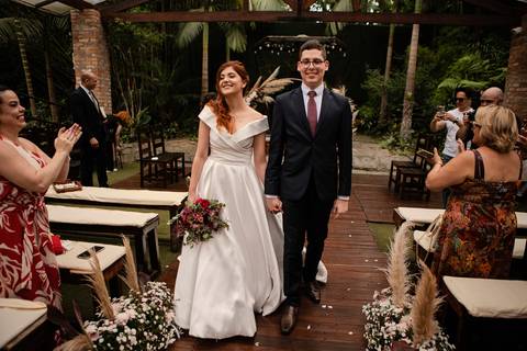 As melhores ideias e inspirações criativas de fotos de casamento registradas por fotógrafos profissionais de eventos da empresa Criativus Foto e Vídeo no Espaço Buffet Ranch Life: Fotos dos noivos saindo da cerimônia'