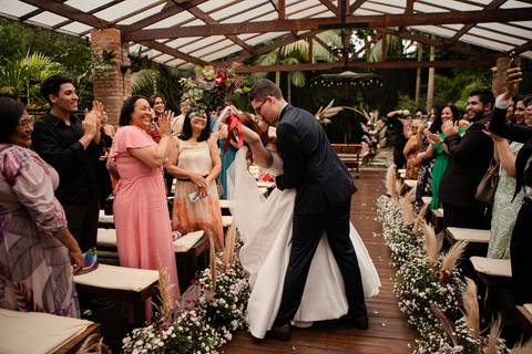 As melhores ideias e inspirações criativas de fotos de casamento registradas por fotógrafos profissionais de eventos da empresa Criativus Foto e Vídeo no Espaço Buffet Ranch Life: Fotos dos noivos saindo da cerimônia'