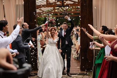 As melhores ideias e inspirações criativas de fotos de casamento registradas por fotógrafos profissionais de eventos da empresa Criativus Foto e Vídeo no Espaço Buffet Ranch Life: Fotos dos noivos saindo da cerimônia com pétalas'