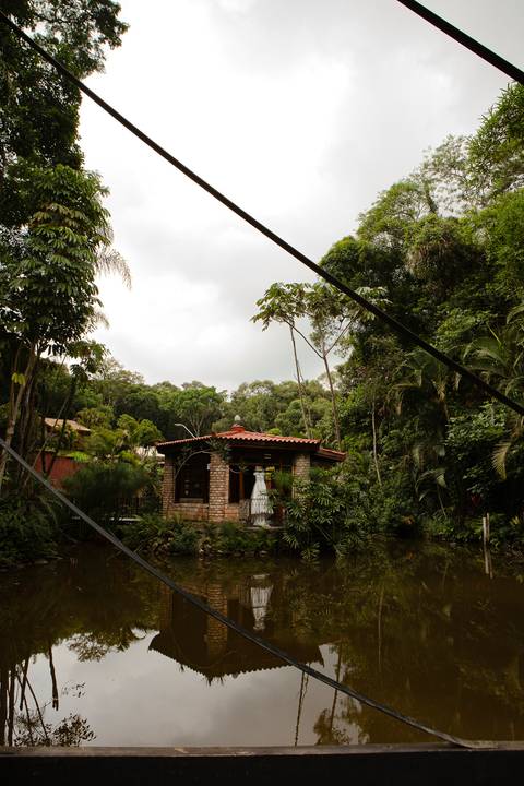 As melhores ideias e inspirações criativas de fotos de casamento registradas por fotógrafos profissionais de eventos da empresa Criativus Foto e Vídeo no Espaço Buffet Ranch Life: Fotos do vestido da noiva'