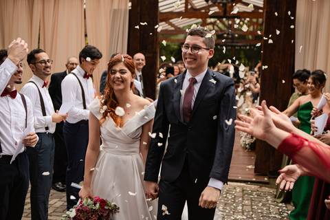 As melhores ideias e inspirações criativas de fotos de casamento registradas por fotógrafos profissionais de eventos da empresa Criativus Foto e Vídeo no Espaço Buffet Ranch Life: Fotos dos noivos saindo da cerimônia com pétalas'