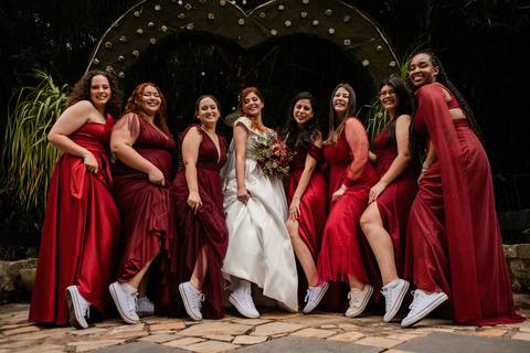 As melhores ideias e inspirações criativas de fotos de casamento registradas por fotógrafos profissionais de eventos da empresa Criativus Foto e Vídeo no Espaço Buffet Ranch Life: Fotos dos noivos com os seus padrinhos'