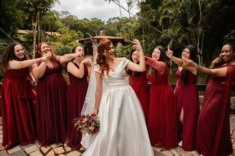 As melhores ideias e inspirações criativas de fotos de casamento registradas por fotógrafos profissionais de eventos da empresa Criativus Foto e Vídeo no Espaço Buffet Ranch Life: Fotos dos noivos com os seus padrinhos'