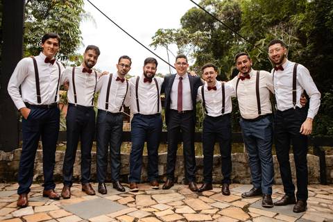 As melhores ideias e inspirações criativas de fotos de casamento registradas por fotógrafos profissionais de eventos da empresa Criativus Foto e Vídeo no Espaço Buffet Ranch Life: Fotos dos noivos com os seus padrinhos'