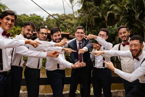 As melhores ideias e inspirações criativas de fotos de casamento registradas por fotógrafos profissionais de eventos da empresa Criativus Foto e Vídeo no Espaço Buffet Ranch Life: Fotos dos noivos com os seus padrinhos'