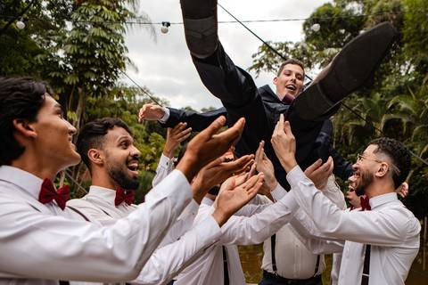 As melhores ideias e inspirações criativas de fotos de casamento registradas por fotógrafos profissionais de eventos da empresa Criativus Foto e Vídeo no Espaço Buffet Ranch Life: Fotos dos noivos com os seus padrinhos'