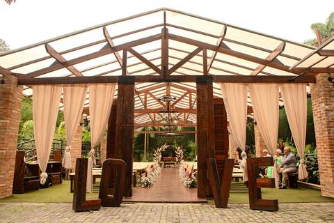 As melhores ideias e inspirações criativas de fotos de casamento registradas por fotógrafos profissionais de eventos da empresa Criativus Foto e Vídeo no Espaço Buffet Ranch Life: Fotos da decoração da cerimônia'