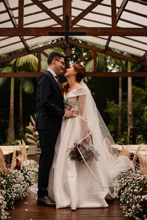 As melhores ideias e inspirações criativas de fotos de casamento registradas por fotógrafos profissionais de eventos da empresa Criativus Foto e Vídeo no Espaço Buffet Ranch Life: Fotos dos noivos sozinhos na cerimônia'