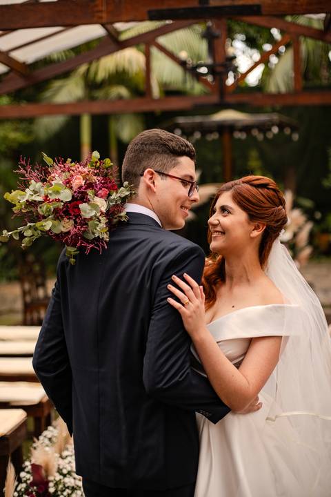 As melhores ideias e inspirações criativas de fotos de casamento registradas por fotógrafos profissionais de eventos da empresa Criativus Foto e Vídeo no Espaço Buffet Ranch Life: Fotos dos noivos sozinhos na cerimônia'