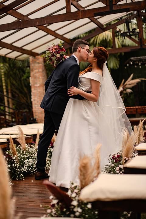 As melhores ideias e inspirações criativas de fotos de casamento registradas por fotógrafos profissionais de eventos da empresa Criativus Foto e Vídeo no Espaço Buffet Ranch Life: Fotos dos noivos sozinhos na cerimônia'