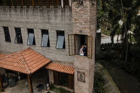 As melhores ideias e inspirações criativas de fotos de casamento registradas por fotógrafos profissionais de eventos da empresa Criativus Foto e Vídeo no Espaço Buffet Ranch Life: Fotos dos noivos sozinhos'