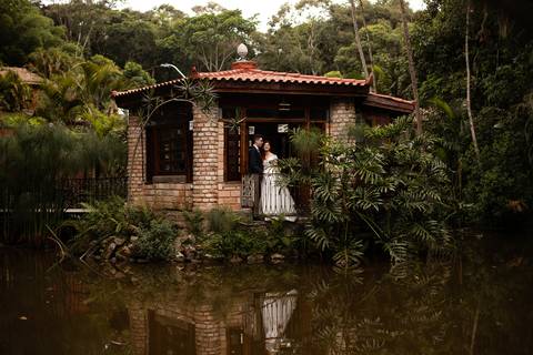 As melhores ideias e inspirações criativas de fotos de casamento registradas por fotógrafos profissionais de eventos da empresa Criativus Foto e Vídeo no Espaço Buffet Ranch Life: Fotos dos noivos sozinhos'
