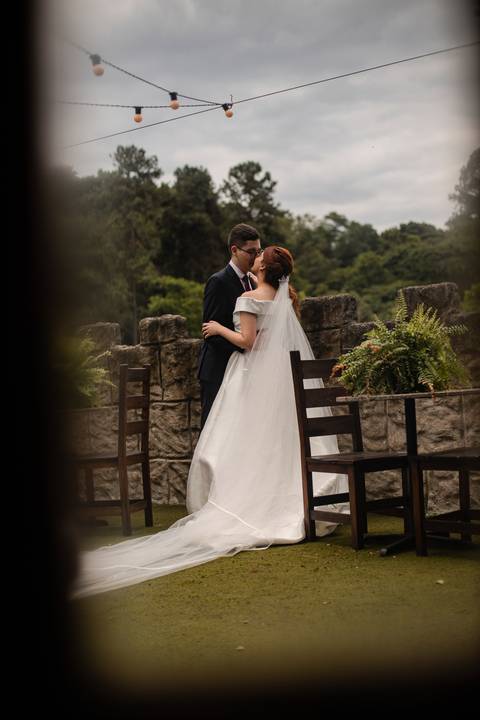 As melhores ideias e inspirações criativas de fotos de casamento registradas por fotógrafos profissionais de eventos da empresa Criativus Foto e Vídeo no Espaço Buffet Ranch Life: Fotos dos noivos sozinhos'