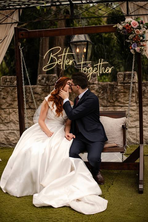 As melhores ideias e inspirações criativas de fotos de casamento registradas por fotógrafos profissionais de eventos da empresa Criativus Foto e Vídeo no Espaço Buffet Ranch Life: Fotos dos noivos sozinhos'