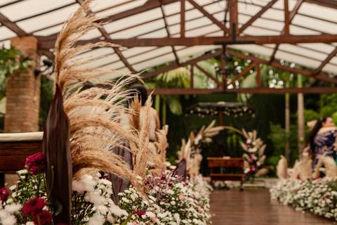 As melhores ideias e inspirações criativas de fotos de casamento registradas por fotógrafos profissionais de eventos da empresa Criativus Foto e Vídeo no Espaço Buffet Ranch Life: Fotos da decoração da cerimônia'