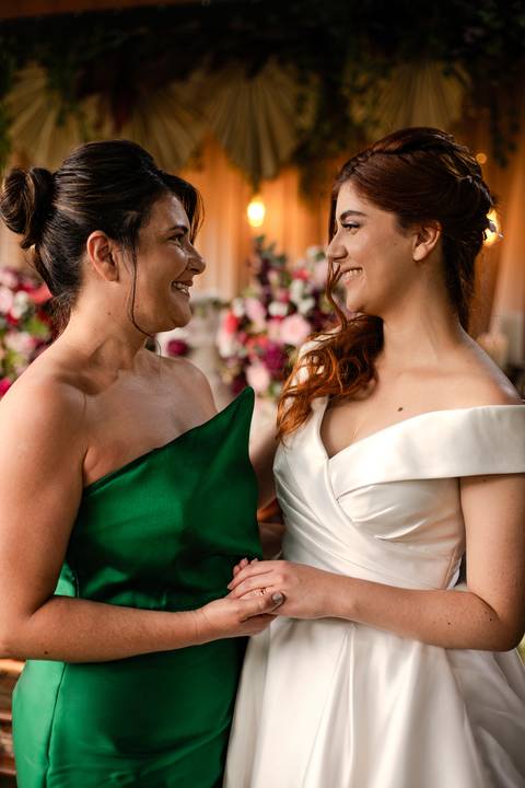 As melhores ideias e inspirações criativas de fotos de casamento registradas por fotógrafos profissionais de eventos da empresa Criativus Foto e Vídeo no Espaço Buffet Ranch Life: Fotos dos noivos com os convidados'