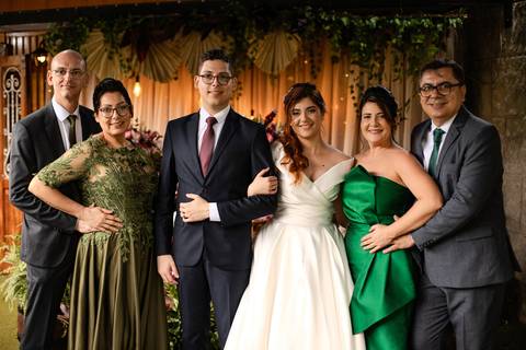 As melhores ideias e inspirações criativas de fotos de casamento registradas por fotógrafos profissionais de eventos da empresa Criativus Foto e Vídeo no Espaço Buffet Ranch Life: Fotos dos noivos com os convidados'