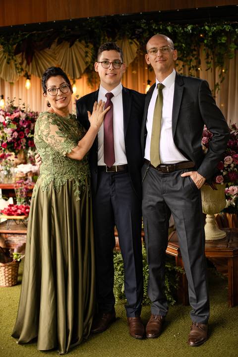 As melhores ideias e inspirações criativas de fotos de casamento registradas por fotógrafos profissionais de eventos da empresa Criativus Foto e Vídeo no Espaço Buffet Ranch Life: Fotos dos noivos com os convidados'