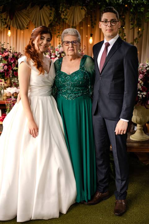 As melhores ideias e inspirações criativas de fotos de casamento registradas por fotógrafos profissionais de eventos da empresa Criativus Foto e Vídeo no Espaço Buffet Ranch Life: Fotos dos noivos com os convidados'