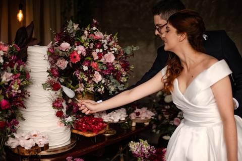 As melhores ideias e inspirações criativas de fotos de casamento registradas por fotógrafos profissionais de eventos da empresa Criativus Foto e Vídeo no Espaço Buffet Ranch Life: Fotos dos noivos na mesa do bolo'