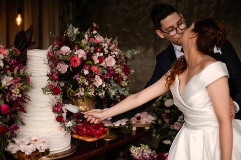 As melhores ideias e inspirações criativas de fotos de casamento registradas por fotógrafos profissionais de eventos da empresa Criativus Foto e Vídeo no Espaço Buffet Ranch Life: Fotos dos noivos na mesa do bolo'