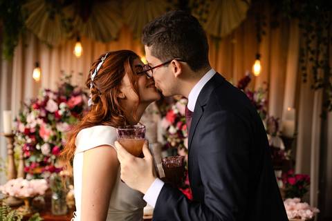 As melhores ideias e inspirações criativas de fotos de casamento registradas por fotógrafos profissionais de eventos da empresa Criativus Foto e Vídeo no Espaço Buffet Ranch Life: Fotos dos noivos na mesa do bolo'