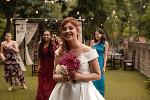 As melhores ideias e inspirações criativas de fotos de casamento registradas por fotógrafos profissionais de eventos da empresa Criativus Foto e Vídeo no Espaço Buffet Ranch Life: Fotos da noiva jogando o buquê'