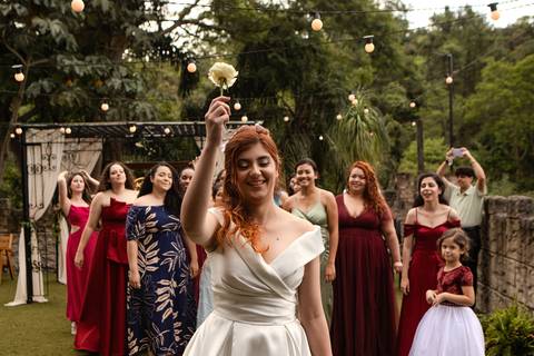 As melhores ideias e inspirações criativas de fotos de casamento registradas por fotógrafos profissionais de eventos da empresa Criativus Foto e Vídeo no Espaço Buffet Ranch Life: Fotos da noiva jogando o buquê'