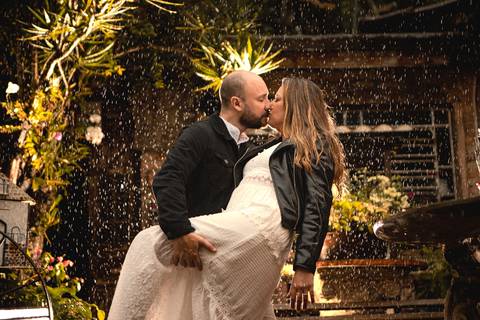 As melhores ideias e inspirações criativas de fotos de ensaio pré casamento registradas por fotógrafos profissionais de eventos da empresa Criativus Foto e Vídeo no  Restaurante o Velhão em Mairiporã'
