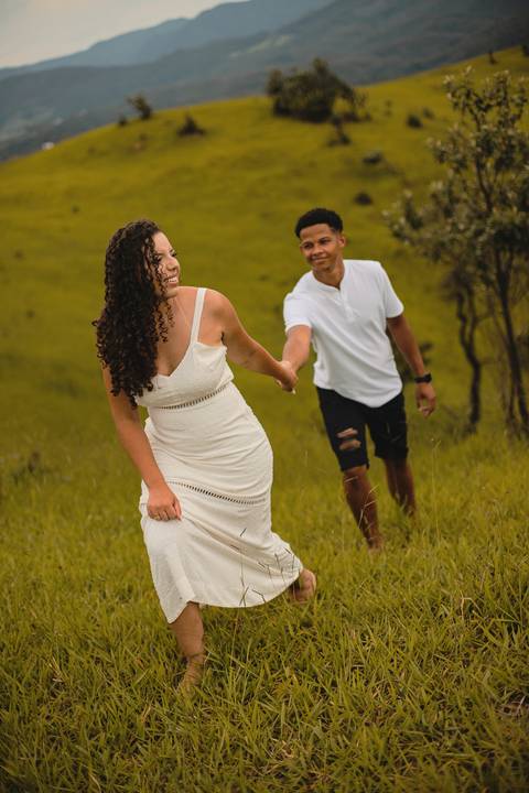 As melhores ideias e inspirações criativas de fotos de ensaio pré casamento registradas por fotógrafos profissionais de eventos da empresa Criativus Foto e Vídeo no Morro do Capuava'