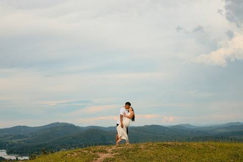 As melhores ideias e inspirações criativas de fotos de ensaio pré casamento registradas por fotógrafos profissionais de eventos da empresa Criativus Foto e Vídeo no Morro do Capuava'