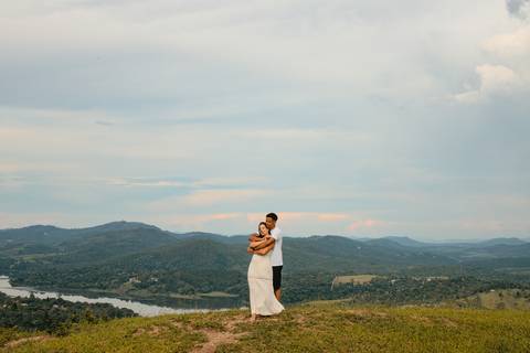 As melhores ideias e inspirações criativas de fotos de ensaio pré casamento registradas por fotógrafos profissionais de eventos da empresa Criativus Foto e Vídeo no Morro do Capuava'