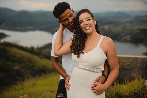As melhores ideias e inspirações criativas de fotos de ensaio pré casamento registradas por fotógrafos profissionais de eventos da empresa Criativus Foto e Vídeo no Morro do Capuava'