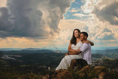 As melhores ideias e inspirações criativas de fotos de ensaio pré casamento registradas por fotógrafos profissionais de eventos da empresa Criativus Foto e Vídeo no Morro do Capuava'