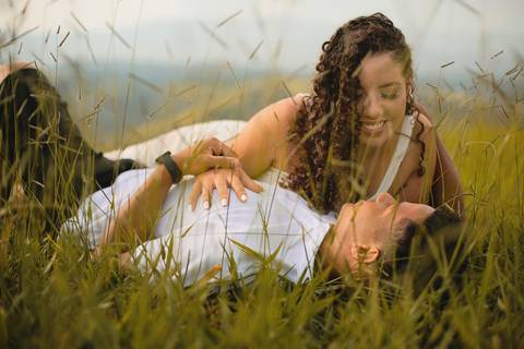 As melhores ideias e inspirações criativas de fotos de ensaio pré casamento registradas por fotógrafos profissionais de eventos da empresa Criativus Foto e Vídeo no Morro do Capuava'