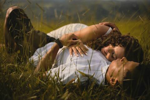 As melhores ideias e inspirações criativas de fotos de ensaio pré casamento registradas por fotógrafos profissionais de eventos da empresa Criativus Foto e Vídeo no Morro do Capuava'