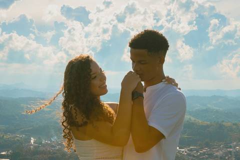 As melhores ideias e inspirações criativas de fotos de ensaio pré casamento registradas por fotógrafos profissionais de eventos da empresa Criativus Foto e Vídeo no Morro do Capuava'