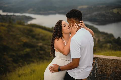 As melhores ideias e inspirações criativas de fotos de ensaio pré casamento registradas por fotógrafos profissionais de eventos da empresa Criativus Foto e Vídeo no Morro do Capuava'