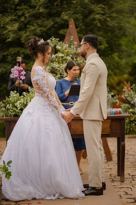 As melhores ideias e inspirações criativas de fotos de casamento registradas por fotógrafos profissionais de eventos da empresa Criativus Foto e Vídeo no Espaço Chácara Vila Velha: Fotos do momento da cerimônia'