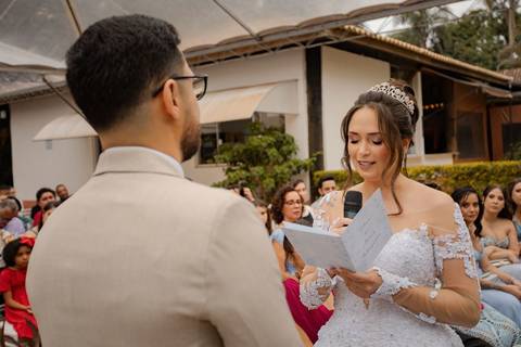 As melhores ideias e inspirações criativas de fotos de casamento registradas por fotógrafos profissionais de eventos da empresa Criativus Foto e Vídeo no Espaço Chácara Vila Velha: Fotos do momento da cerimônia'