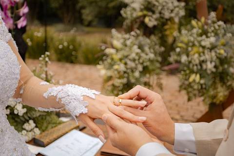 As melhores ideias e inspirações criativas de fotos de casamento registradas por fotógrafos profissionais de eventos da empresa Criativus Foto e Vídeo no Espaço Chácara Vila Velha: Fotos do momento da cerimônia'