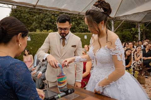 As melhores ideias e inspirações criativas de fotos de casamento registradas por fotógrafos profissionais de eventos da empresa Criativus Foto e Vídeo no Espaço Chácara Vila Velha: Fotos do momento da cerimônia'